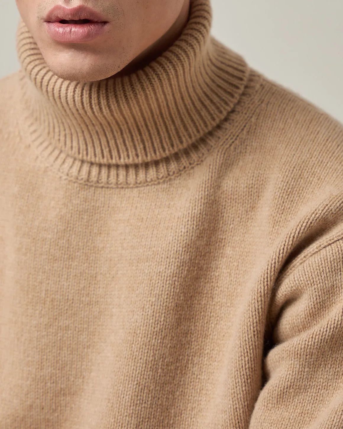 Merz b. Schwanen Good Basics LOCT01 Merino Wool & Cashmere Relaxed Turtleneck Pullover - Toffee