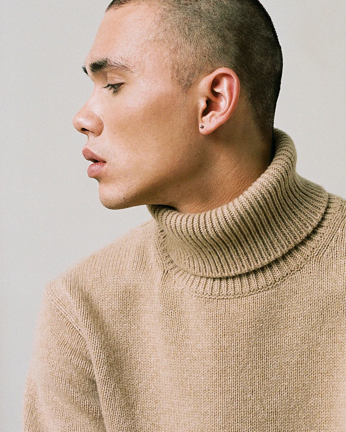 Merz b. Schwanen Good Basics LOCT01 Merino Wool & Cashmere Relaxed Turtleneck Pullover - Toffee